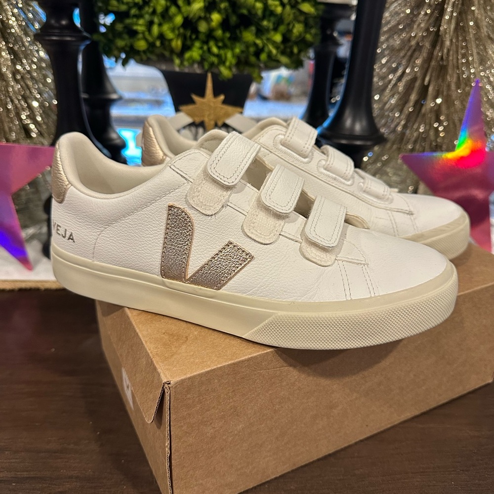 VEJA Recife Logo Leather Sneakers size 9